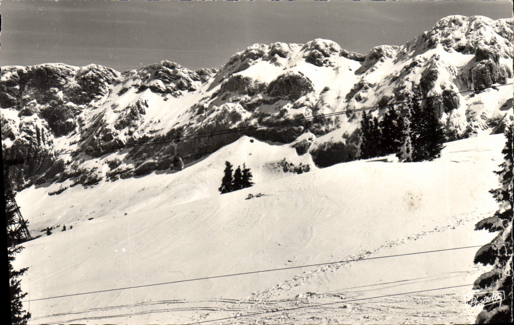 Villard-de-Lans (1050-2000 m.) — View from the slopes of the Cote 2000, the cable car dominated by the ridges of the Rang-des-Agnelons and the Gerbier — Photodit, series 1004