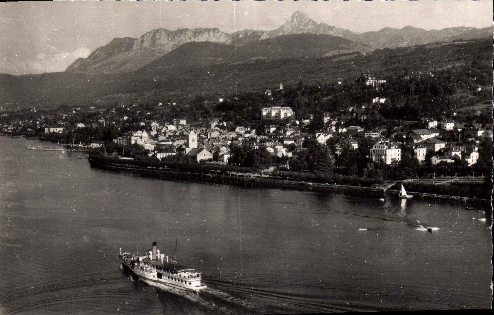 EVIAN-LES-BAINS (Haute-Savoie) — Gros bateau sur le Lac Léman, la Ville, la Dent d'Oche et les Mémises — SANTÉ TOURISME