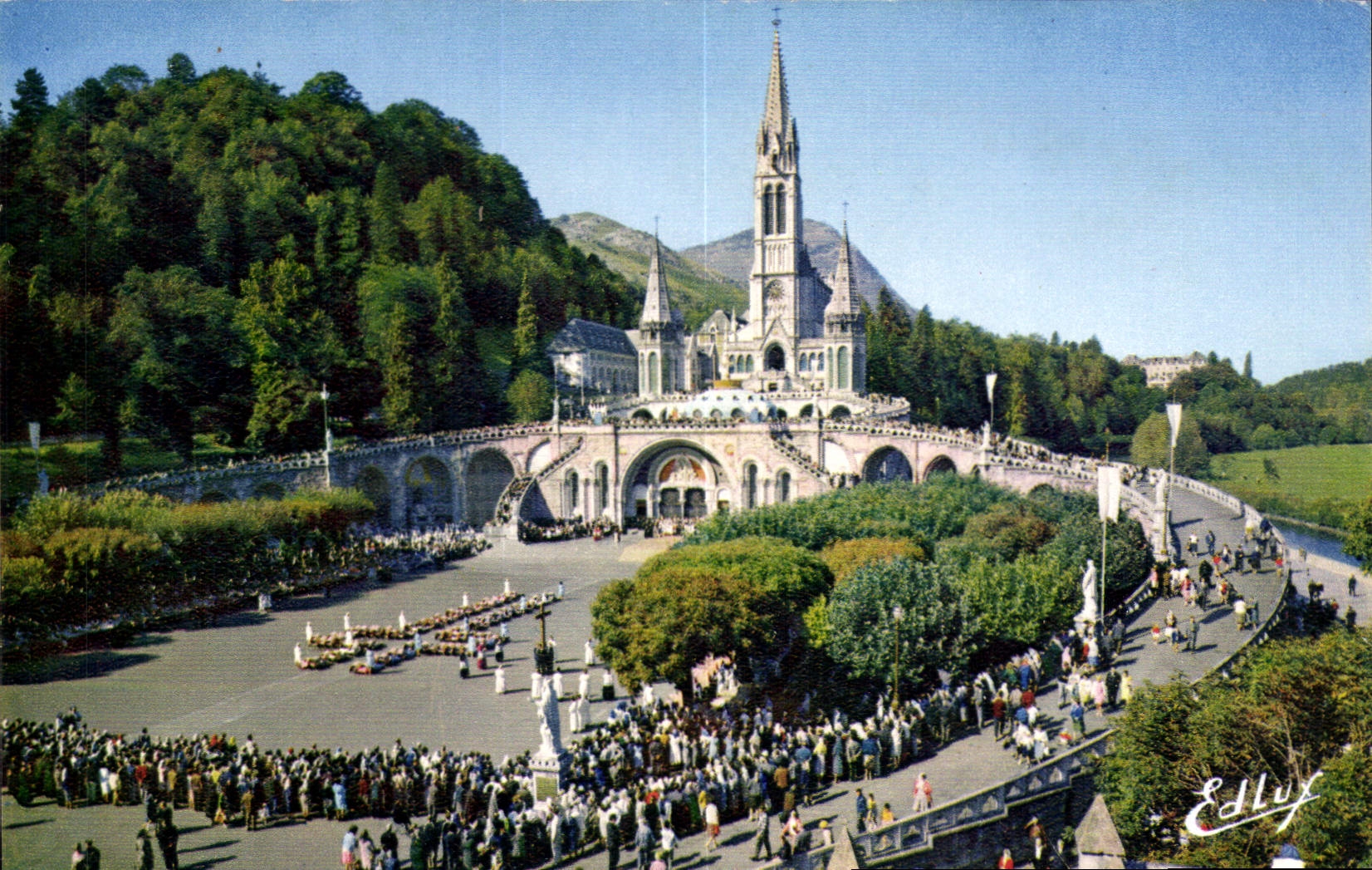 CPA Lourdes Les malades assistant au chemin de Croix 