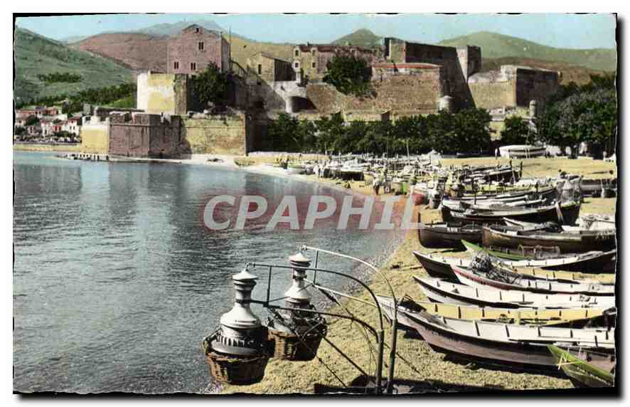 CPA Collioure Pyr Or Les Borques au pied du Chateau des Templiers Bateaux