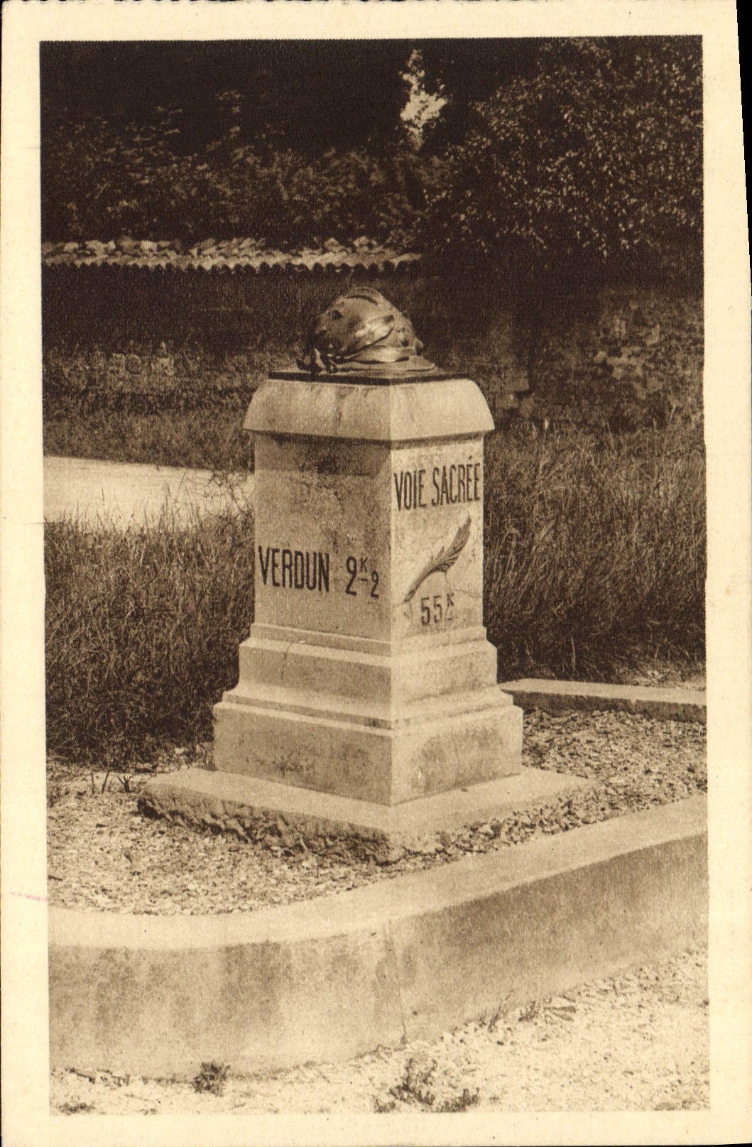 CPA Verdun Une des Bornes commemoratives de la Voie Sacree 