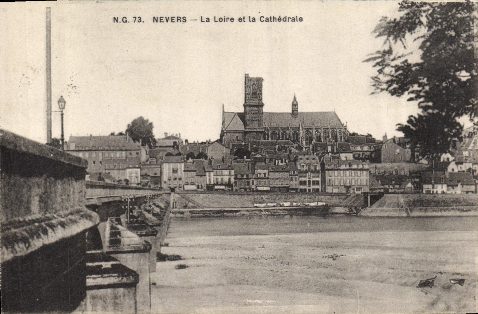 CPA Nevers La Loire et la Cathedrale 