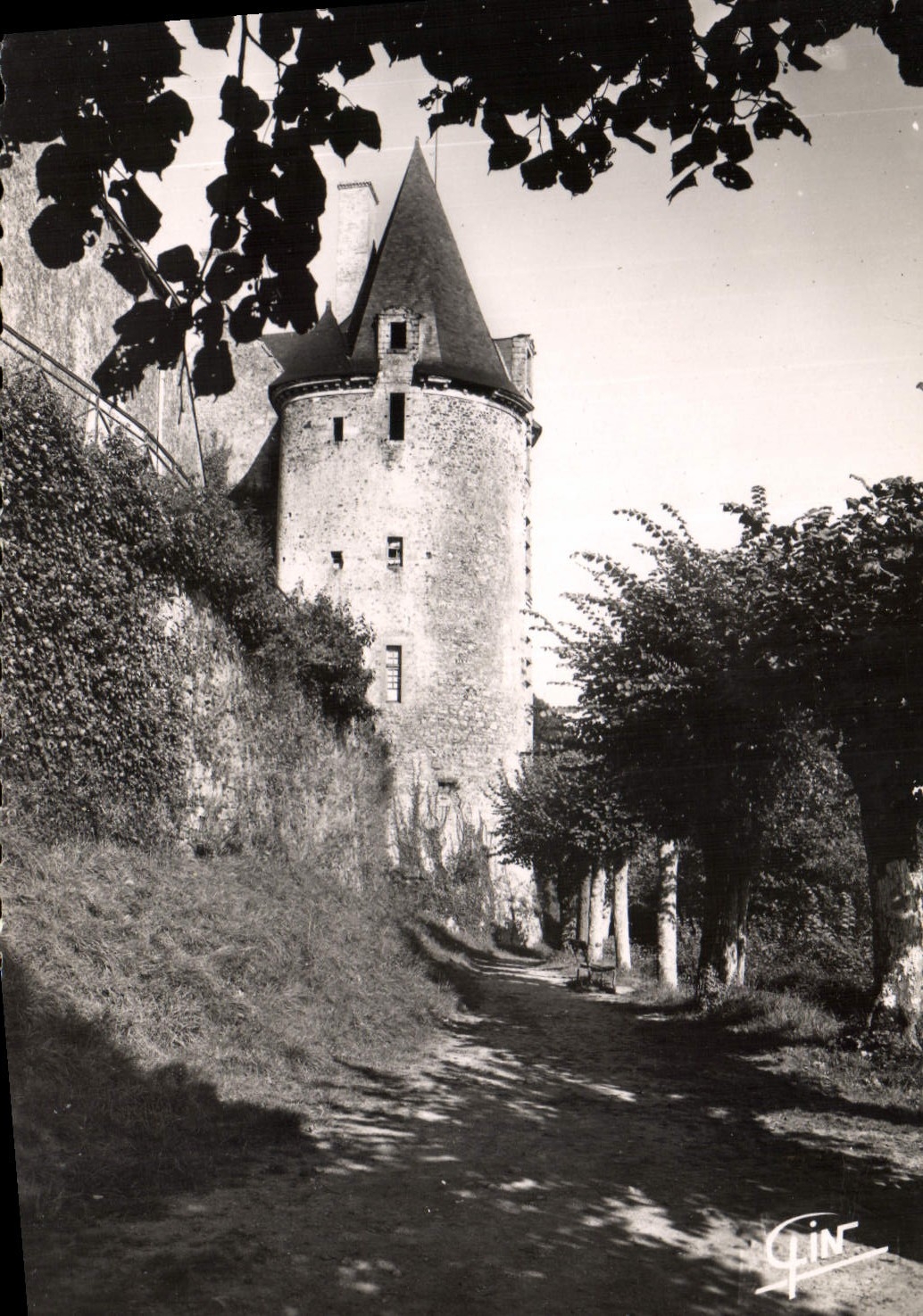 CPA Saint Suzanne Mayenne Tour du Chateau cote ouest Promenade la Poterne 