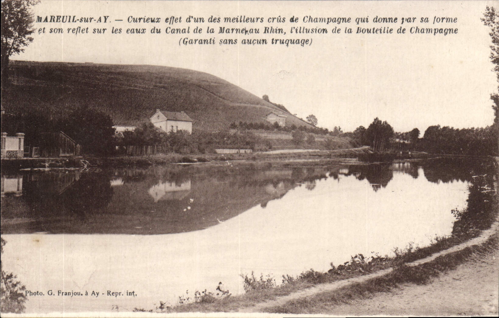 MAREUIL-sur-AY — Curieux effet d'un des meilleurs crus de Champagne qui donne par sa forme et son reflet sur les eaux du Canal de la Marne au Rhin, l'illusion de la Bouteille de Champagne (Garanti sans aucun truquage) — Photo G. Franjou, Ay