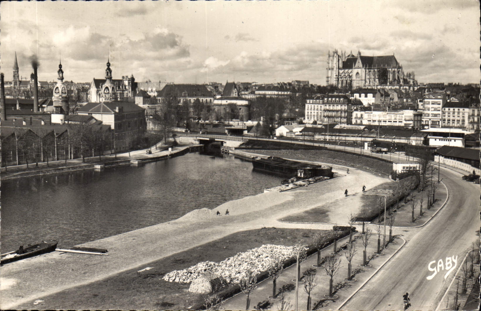 CPA Nantes La Riviere L'Entree au fond la Cathedrale 