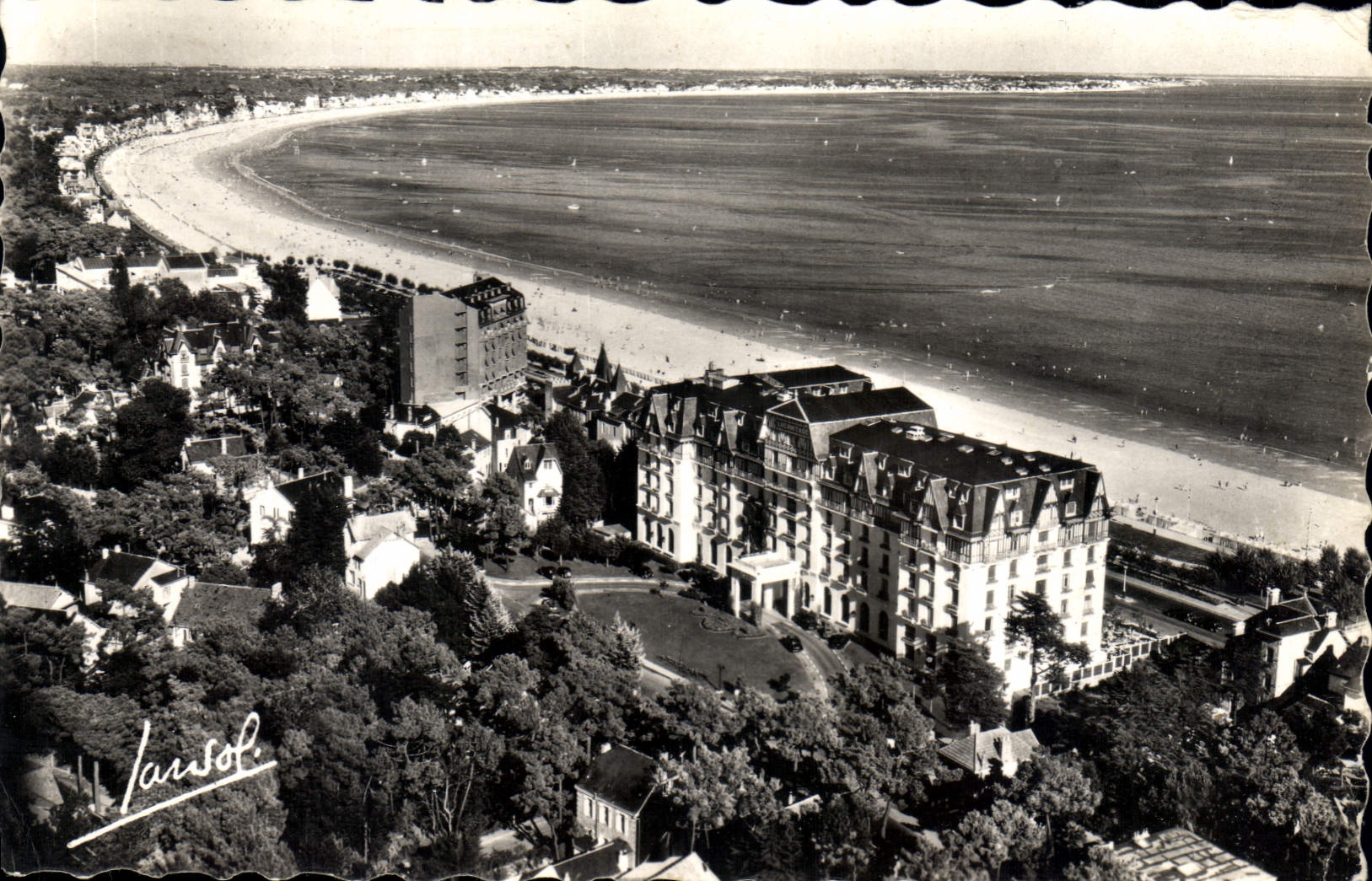 CPA La Baule Loire Atlantique Vue panoramique de la Baie Hotel de l'Hermitage 