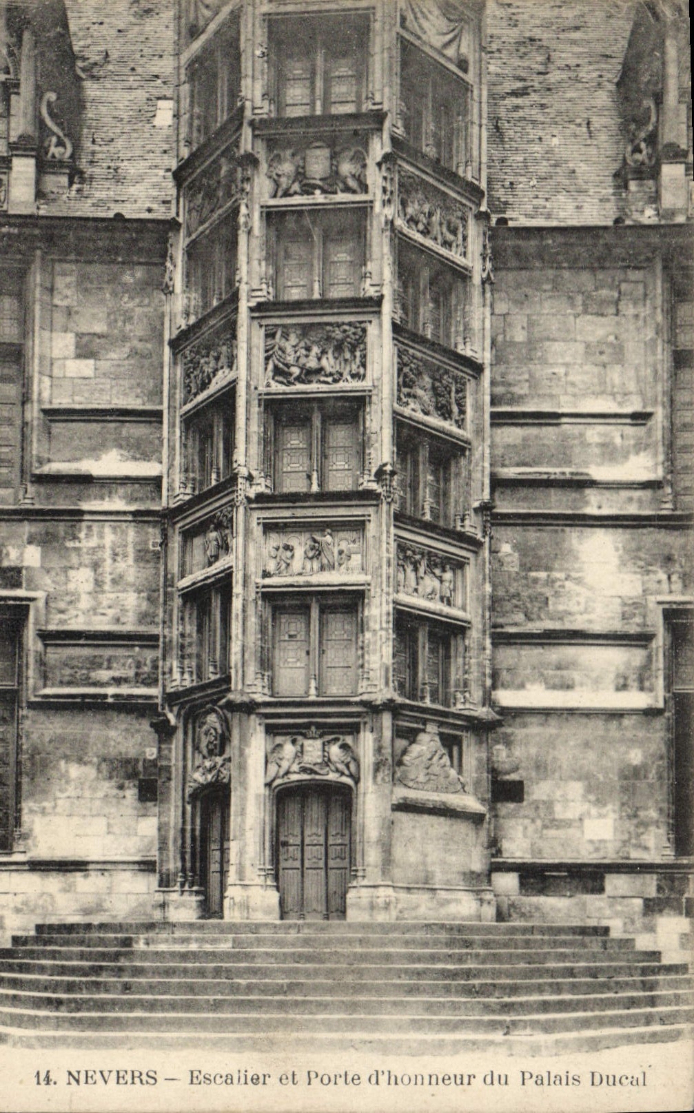 CPA Nevers Escalier et Porte d'honneur du Palais Ducal 