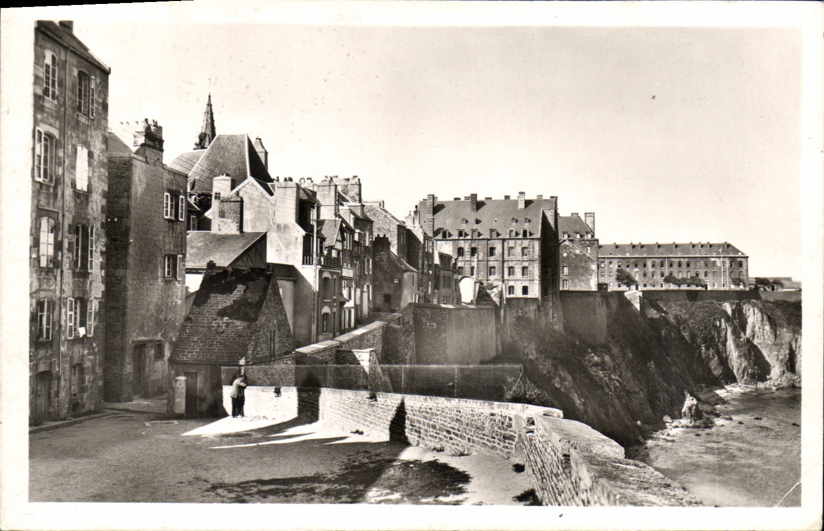 Grandville (Manche) — Vue sur les Casernes prise des remparts — Éditions REANT, Paris
