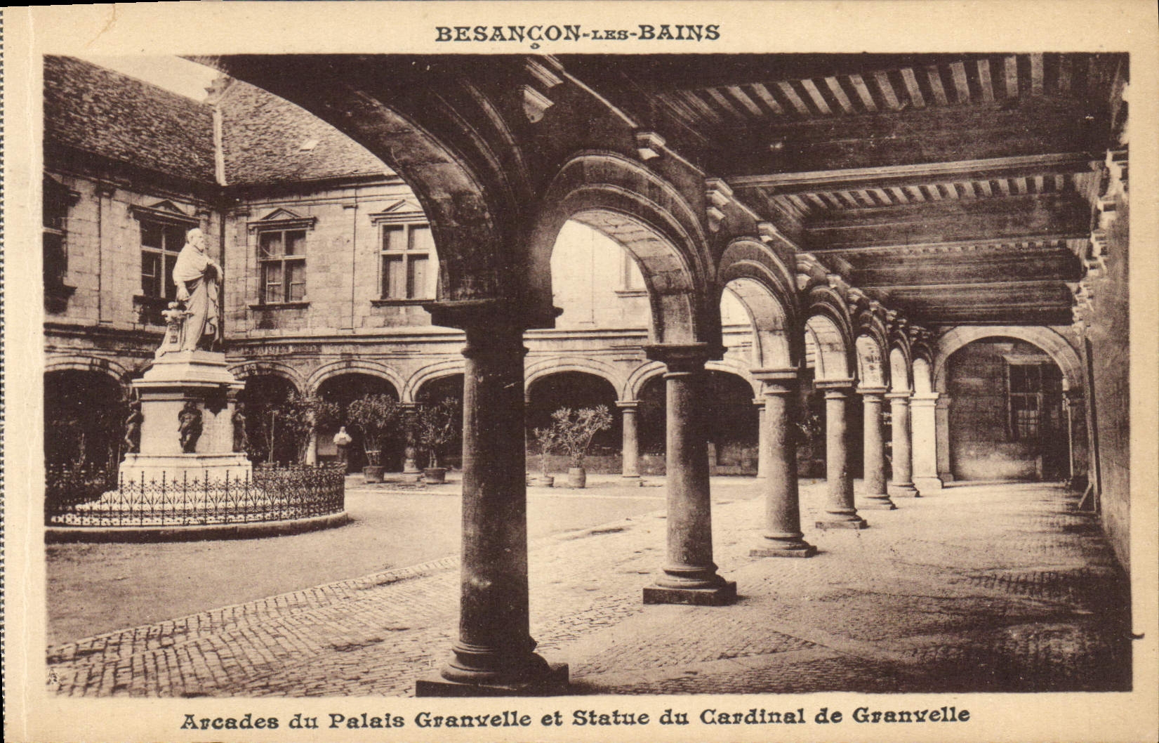 Arcades du Palais Granvelle et Statue du Cardinal de Granvelle — Besançon-les-Bains