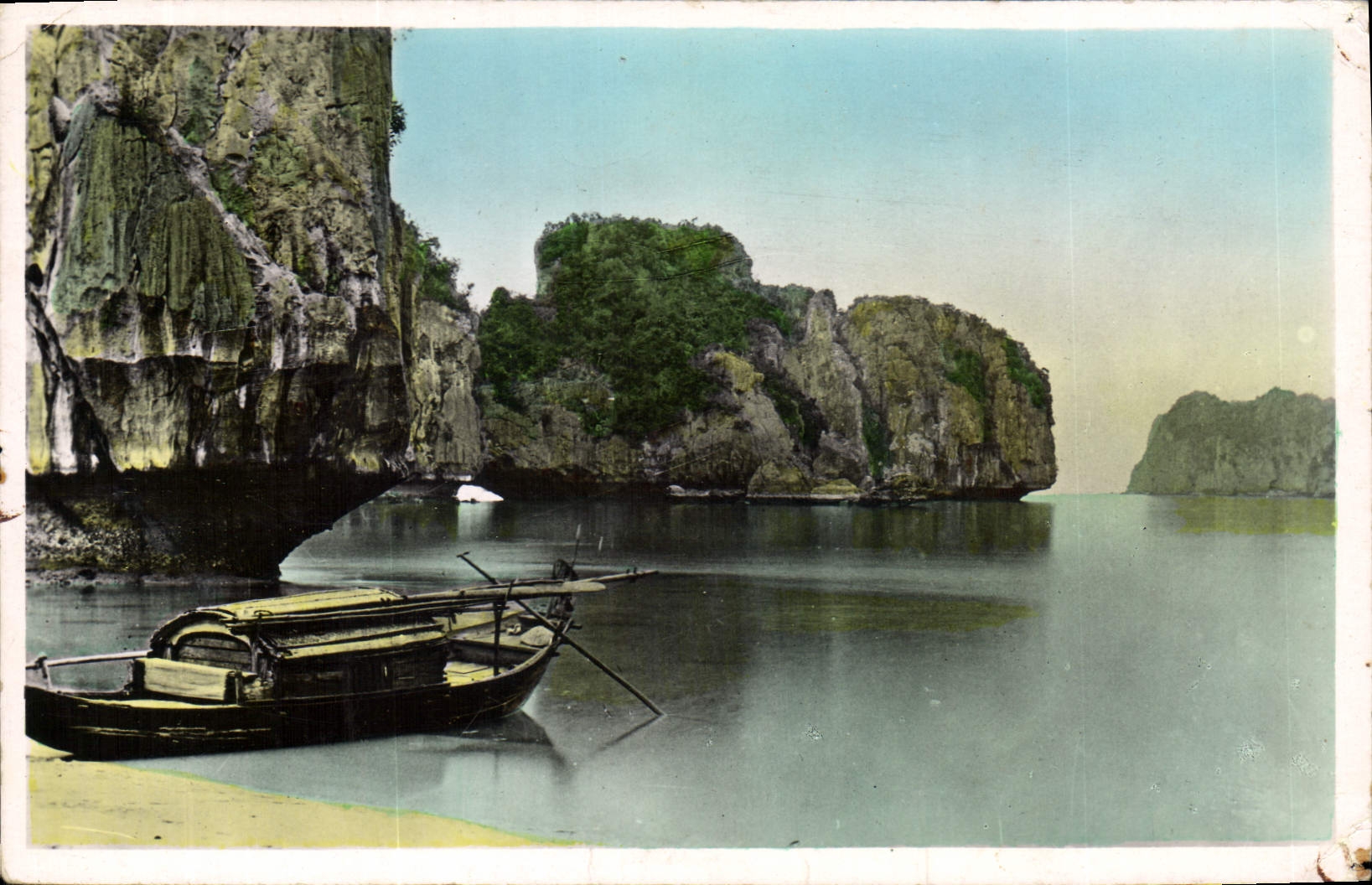 CPA Nord Vietnam Rochers et Sampan dans la Baie d'Along 