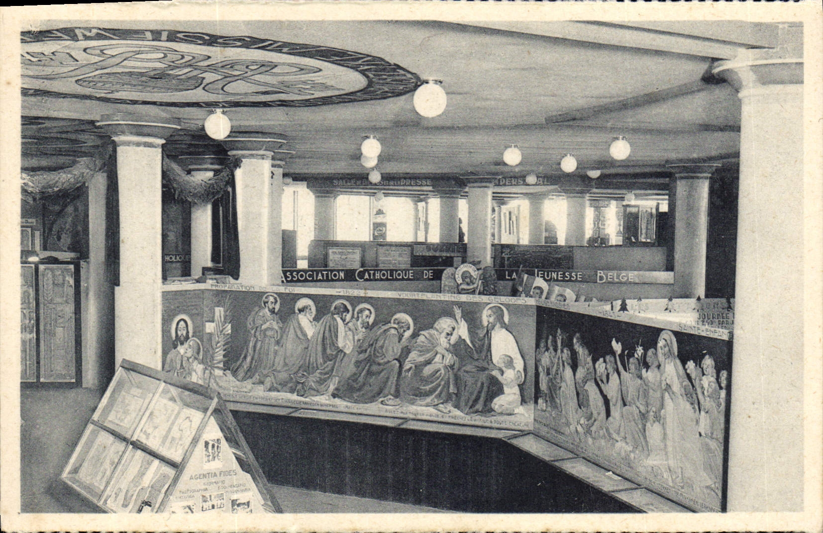 CPA Exposition Bruxelles 1935 Palais de Vie Catholique Un aspect des ceuvres catholiques 
