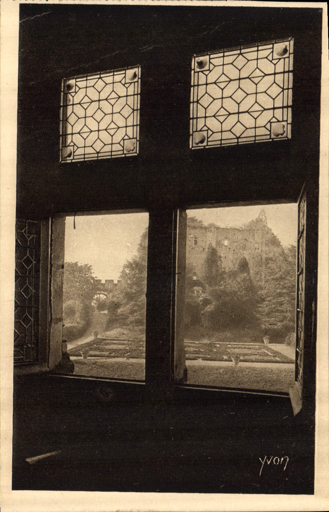 CPA Chateaux de la Loire Les Ruines du premier Chateau de Langeais vues a travers une fenetre du Cha