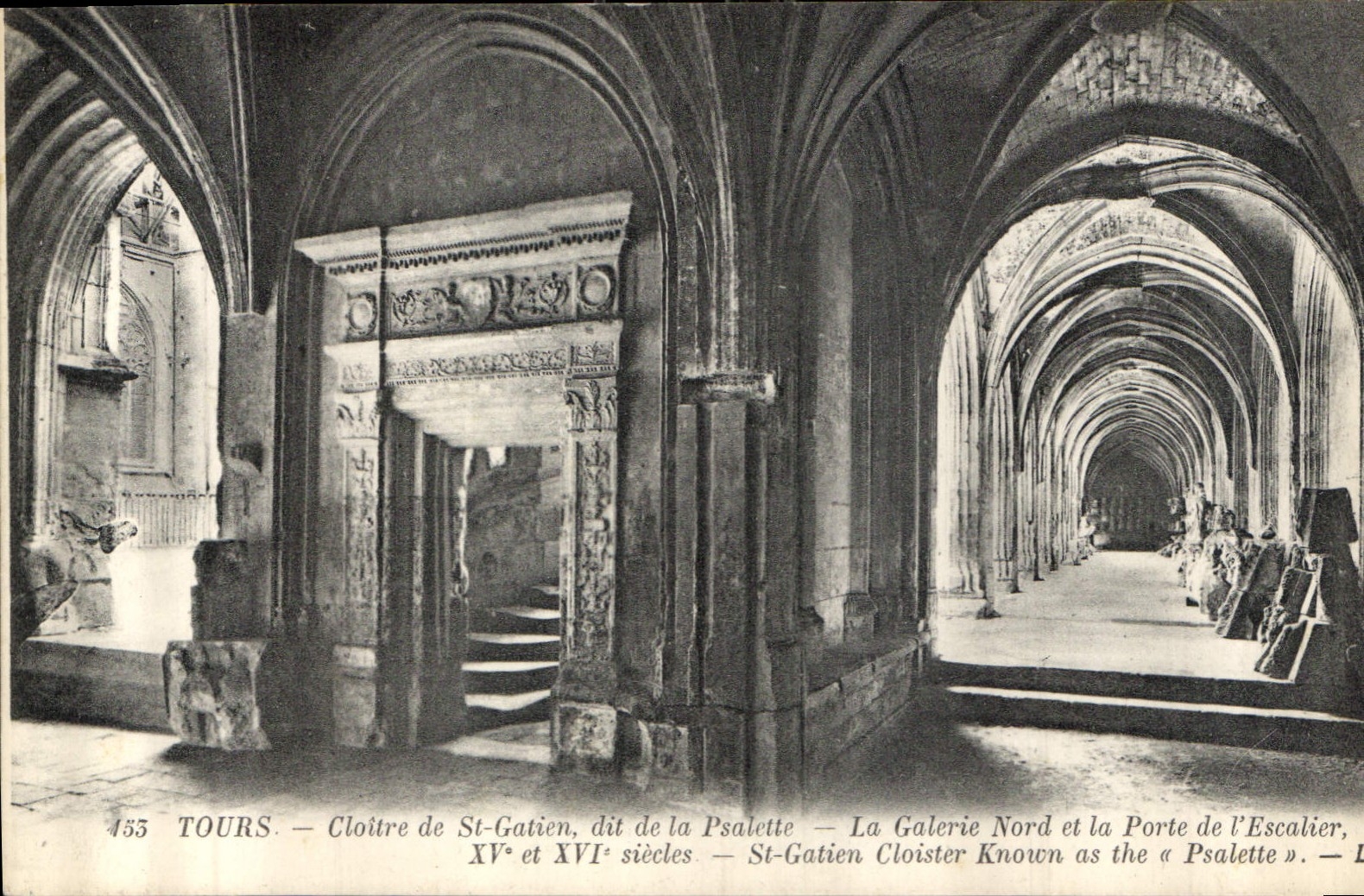 CPA Tours Cloitre de St Gatien dit de la Psalette La Galerie Nord et la Porte de l'Escalier 