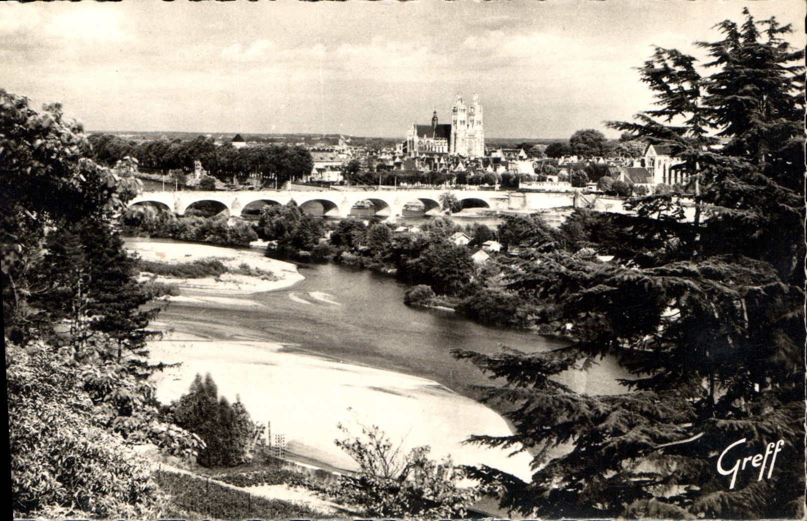 CPA Tours Indre et Loire La Loire la Cathedrale et le Pont de pierre 