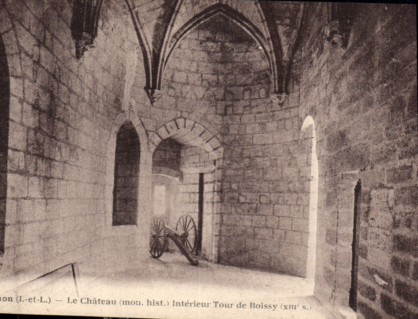 CPA Chinon Le Chateau mon hist Interieur Tour de Boissy 