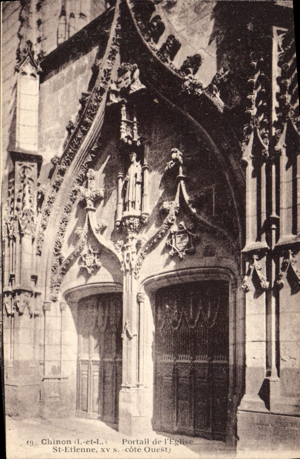 CPA Chinon Portail de l'Eglise St Etienne cote Ouest 