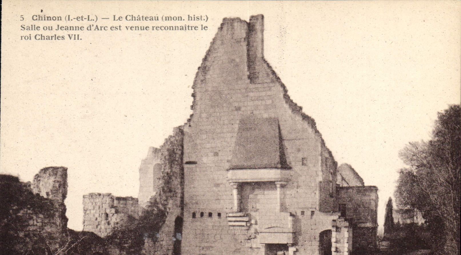CPA Chinon Le Chateau Salle ou Jeanne d'Arc est venue reconnaitre le roi Charles VII 