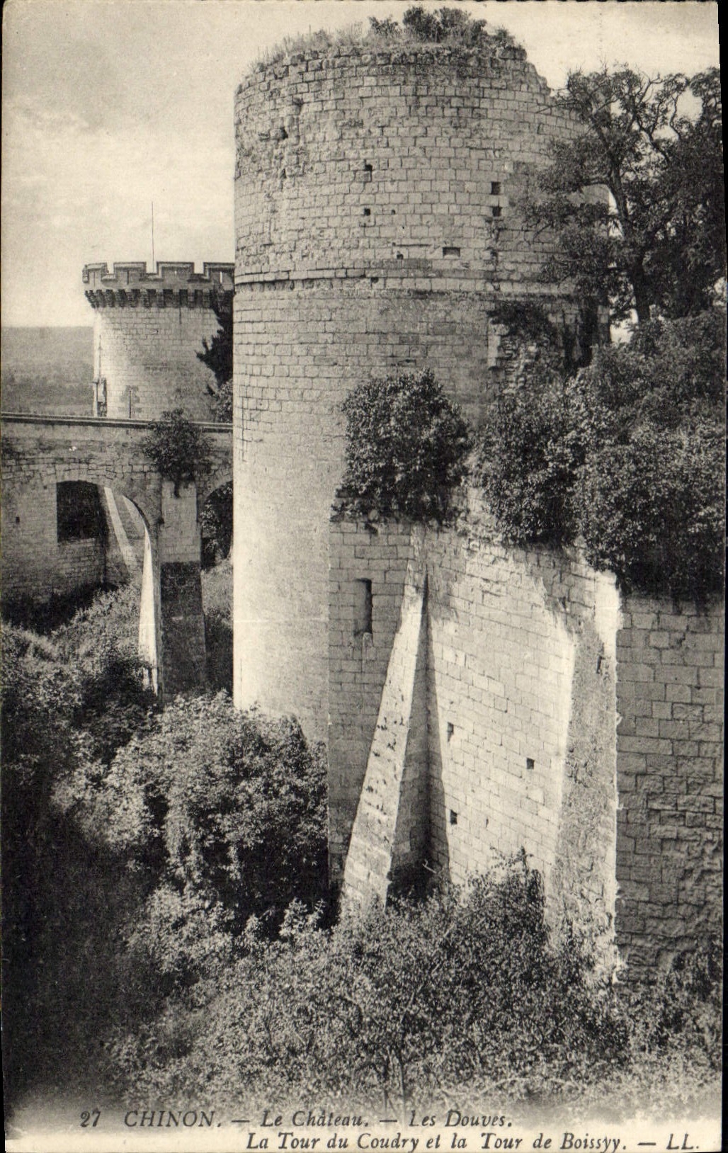 CPA Chinon Le Chateau Les Douves La Tour du Coudry et la Tour de Boissyy 