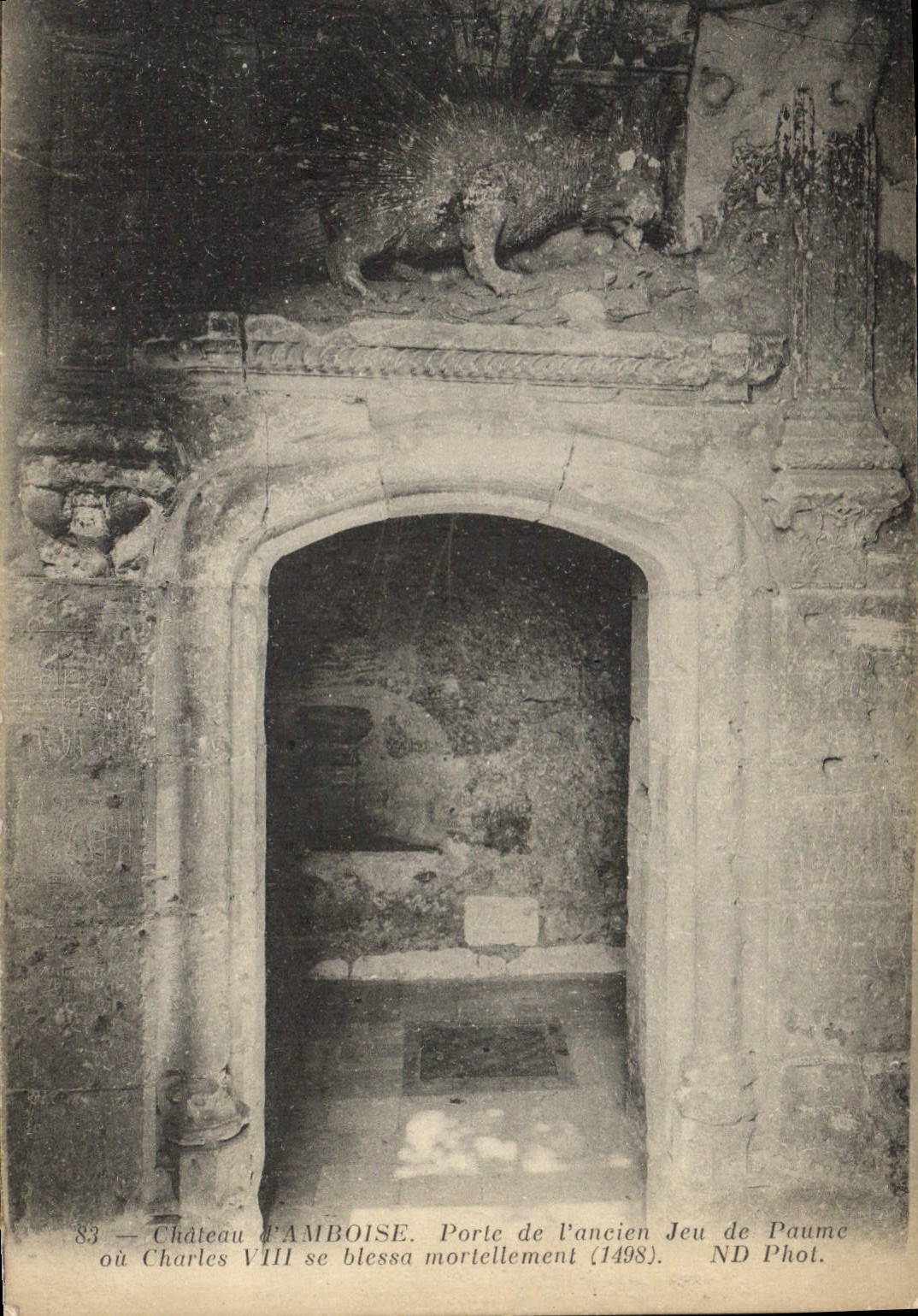 CPA Chateau d'Amboise Porte de l'ancien Jeu de Paume au Charles VII 
