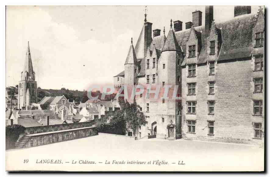 CPA Langeais Le Chateau La Facade interieure et l'Eglise 