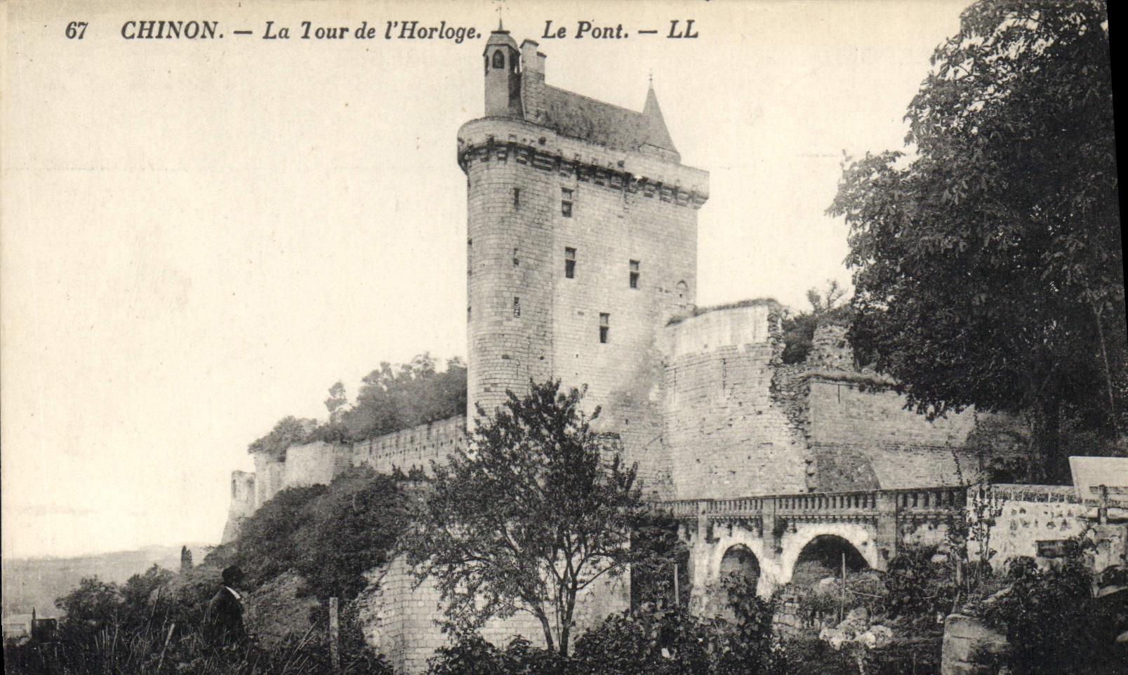 CPA Chinon La Tour de l'Horloge Le pont