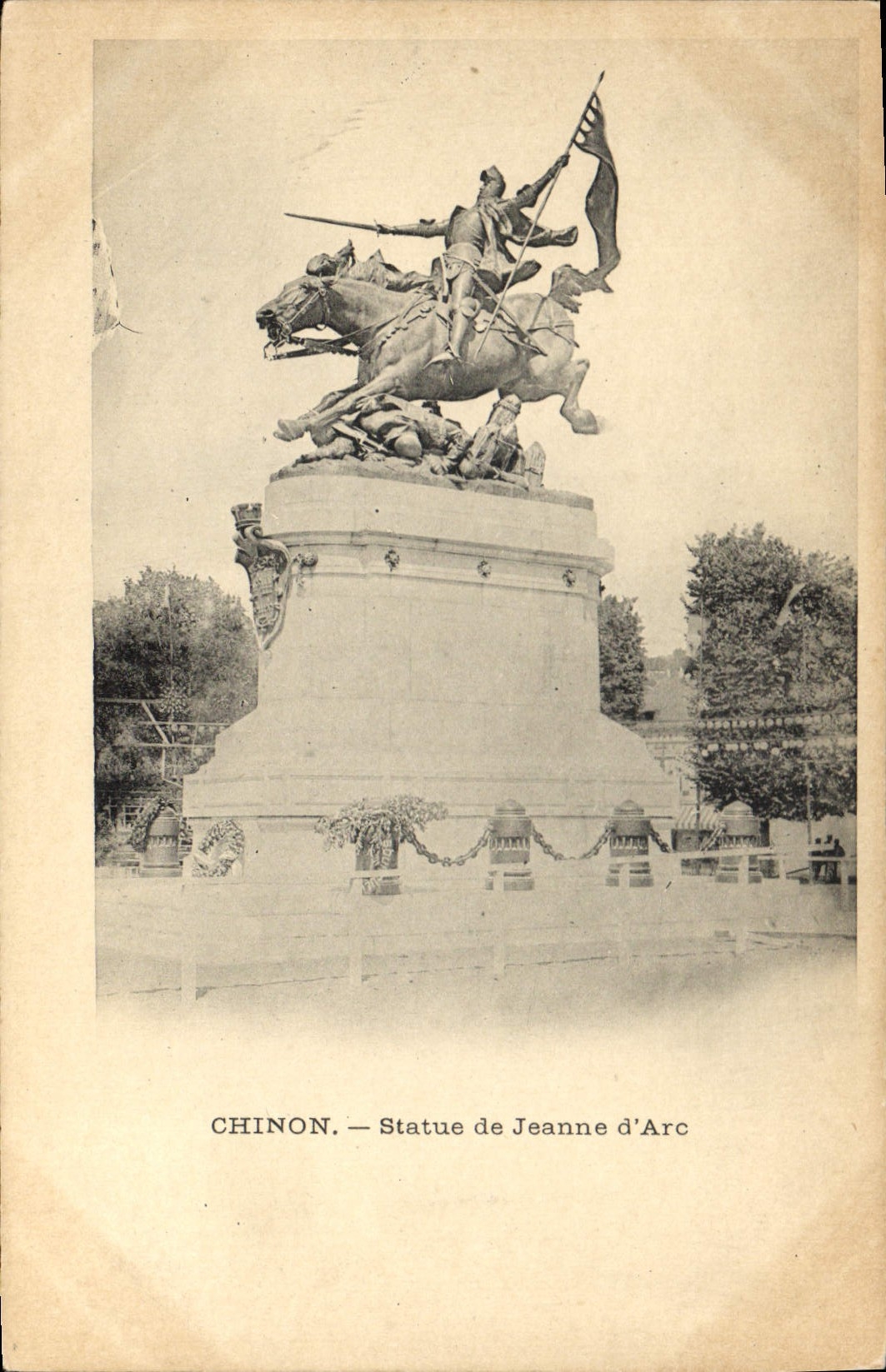CPA Chinon Statue de Jeanne d'Arc 