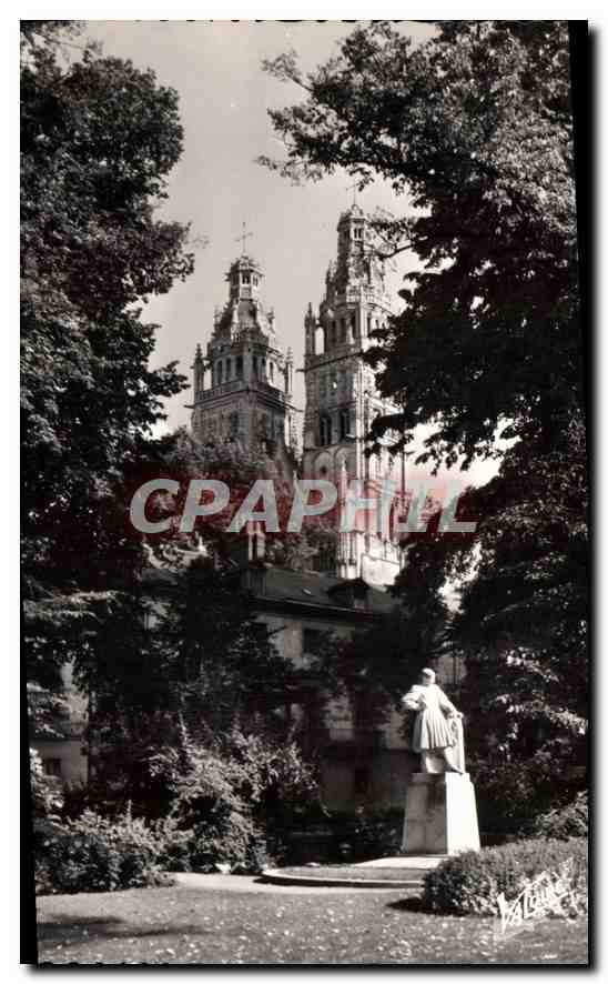 CPA Tours Indre et Loire Les fleches de la cathedrale vues de la place Francois Sicard 
