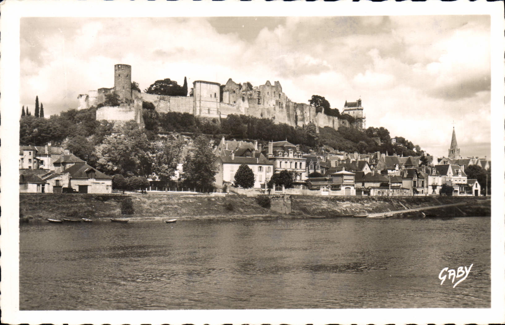 CPA Chinon Le Chateau Monument historique et la Vienne 