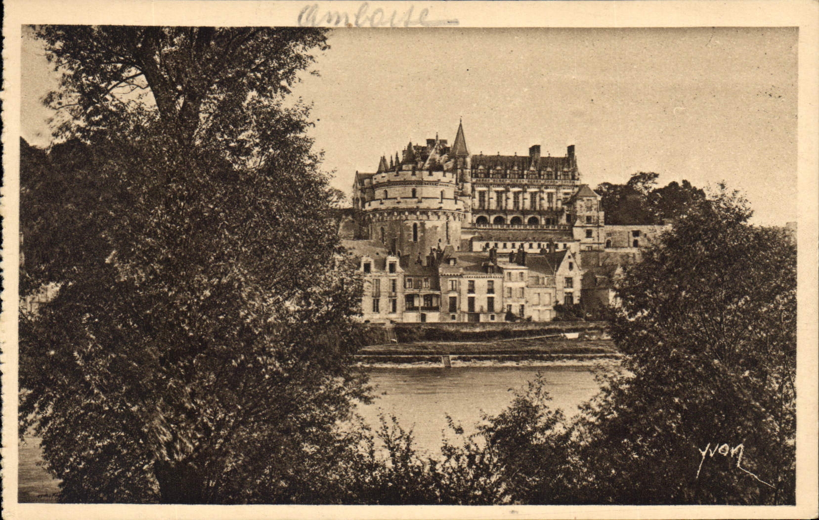 CPA Chateaux de la Loire Le Chateau d'Amboise vu des bords de la Loire 