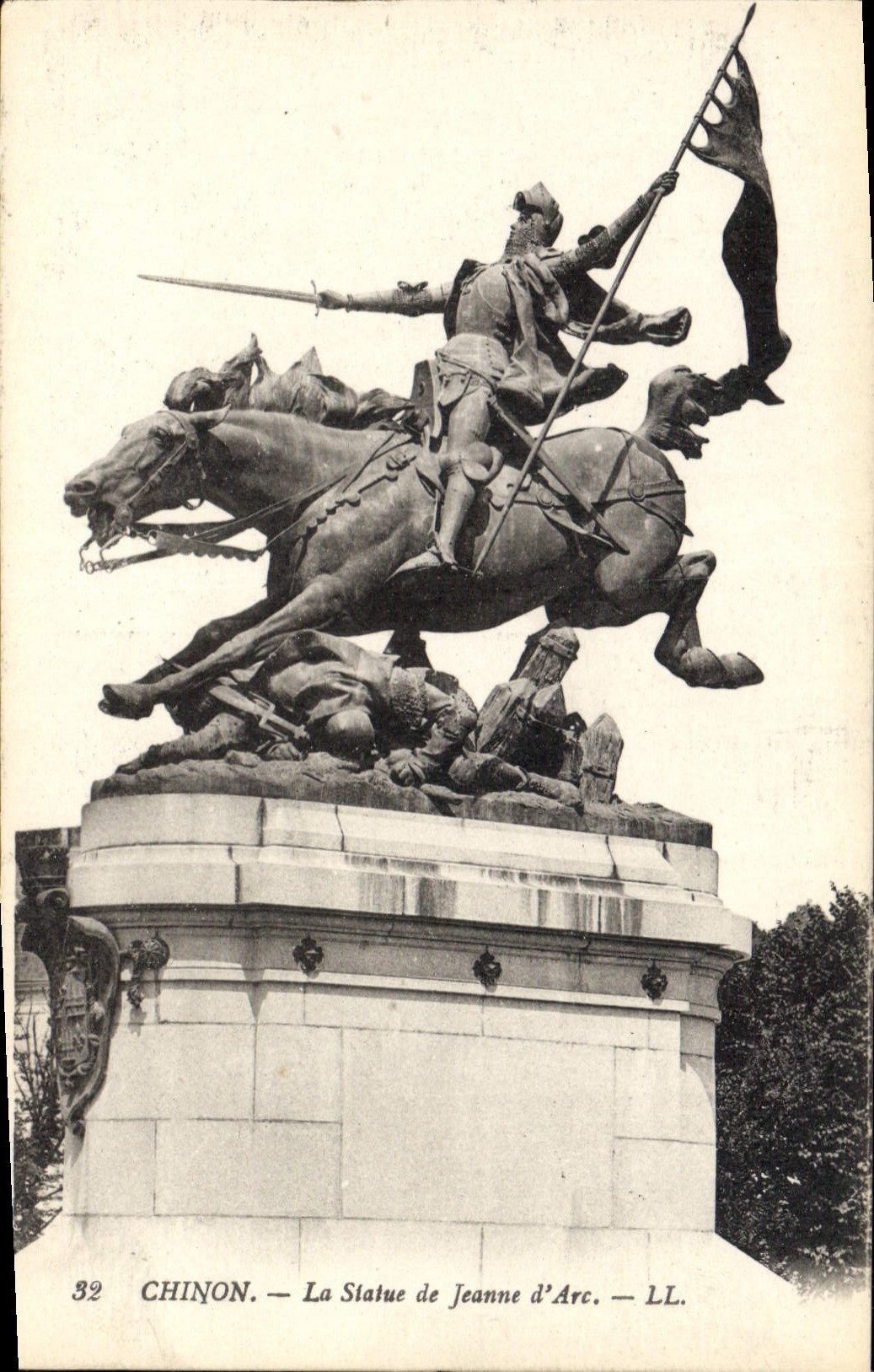 CPA Chinon La Statue de Jeanne d'Arc 