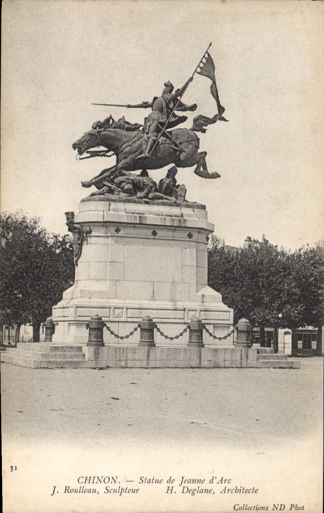 CPA Chinon Statue de Jeanne d'Arc J Roulleau Sculpteur H Deglane Architecte 