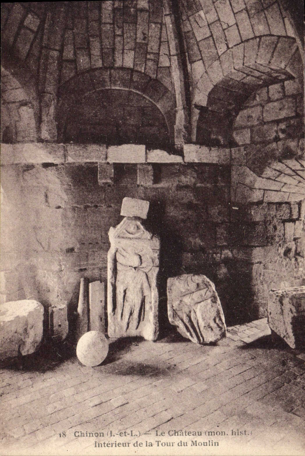CPA Chinon L et L Le Chateau Mon Hist Interieur de la Tour du Moulin 