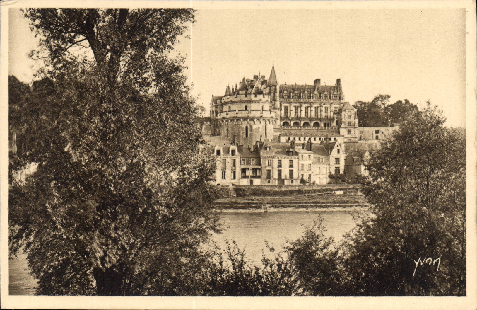 CPA Le Chateau d'Amboise vu des bords de la Loire 