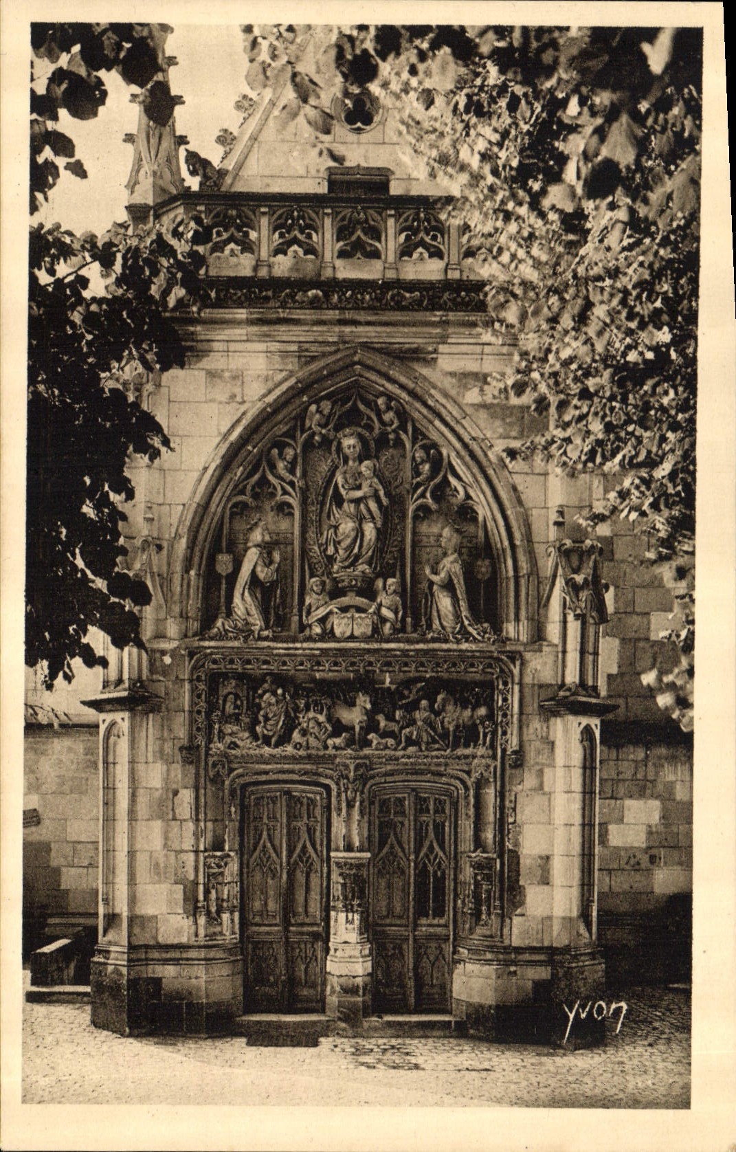 CPA Chateau d'Amboise Porte de la Chapelle St Hubert Construite par Charles VIII au XV siecle 