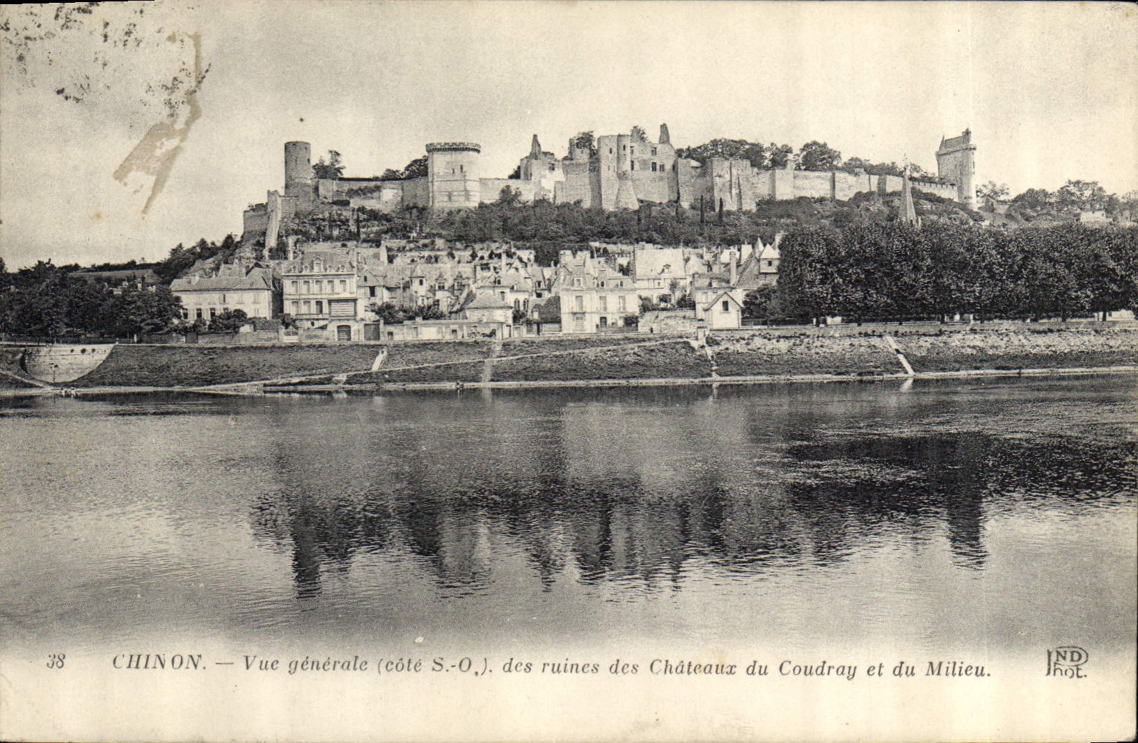 CPA Chinon Vue generale cote S O des ruines des Chateaux du Coudray et du Milieu 