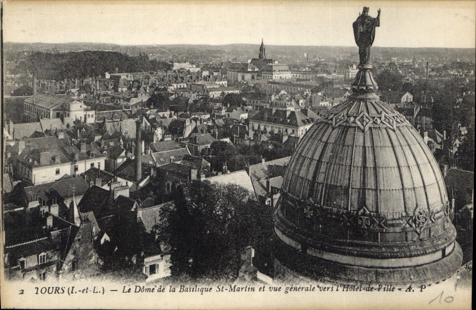 CPA Tours L et L Le Dome de la Basilique St Martin et vue generale vers l'Hotel de Ville 