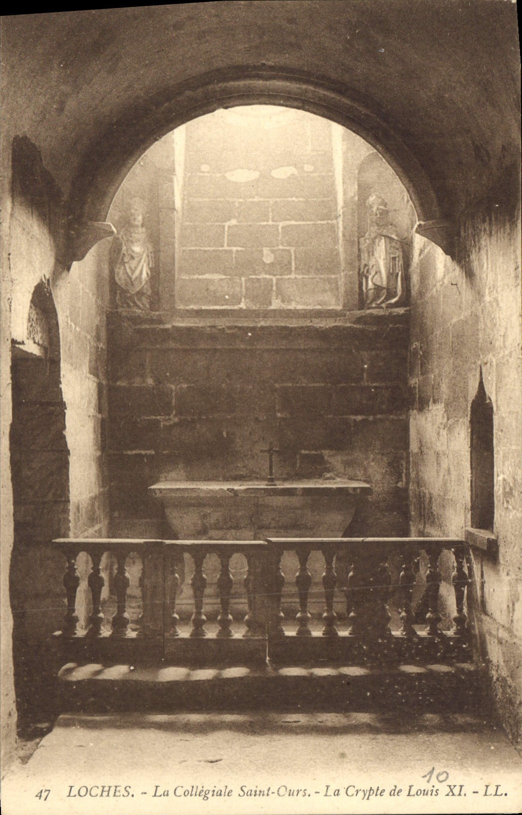 CPA Loches La Collegiale Saint Ours La Crypte de Louis XI 