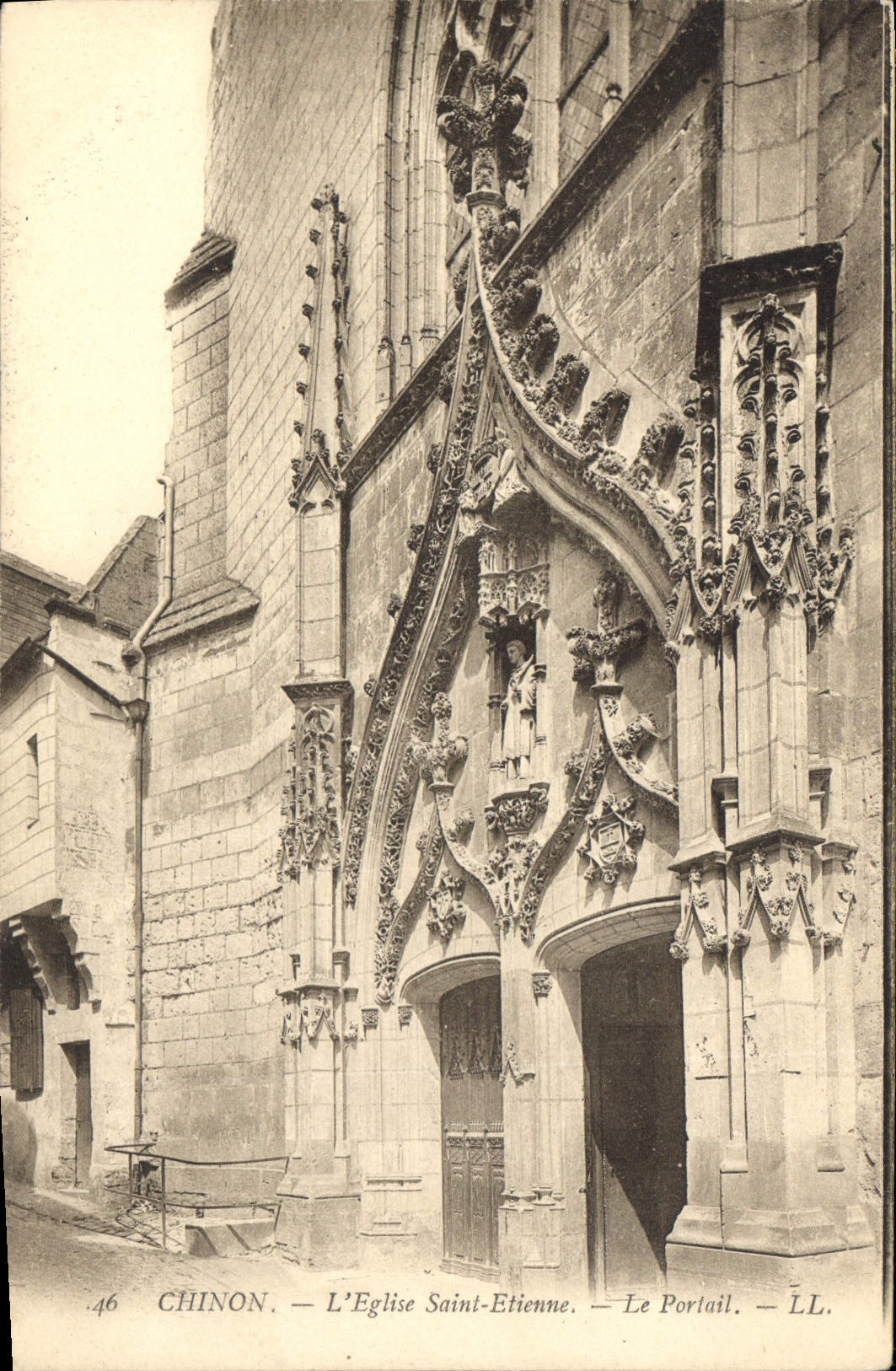 CPA Chinon L'Eglise Saint Etienne Le Portail 