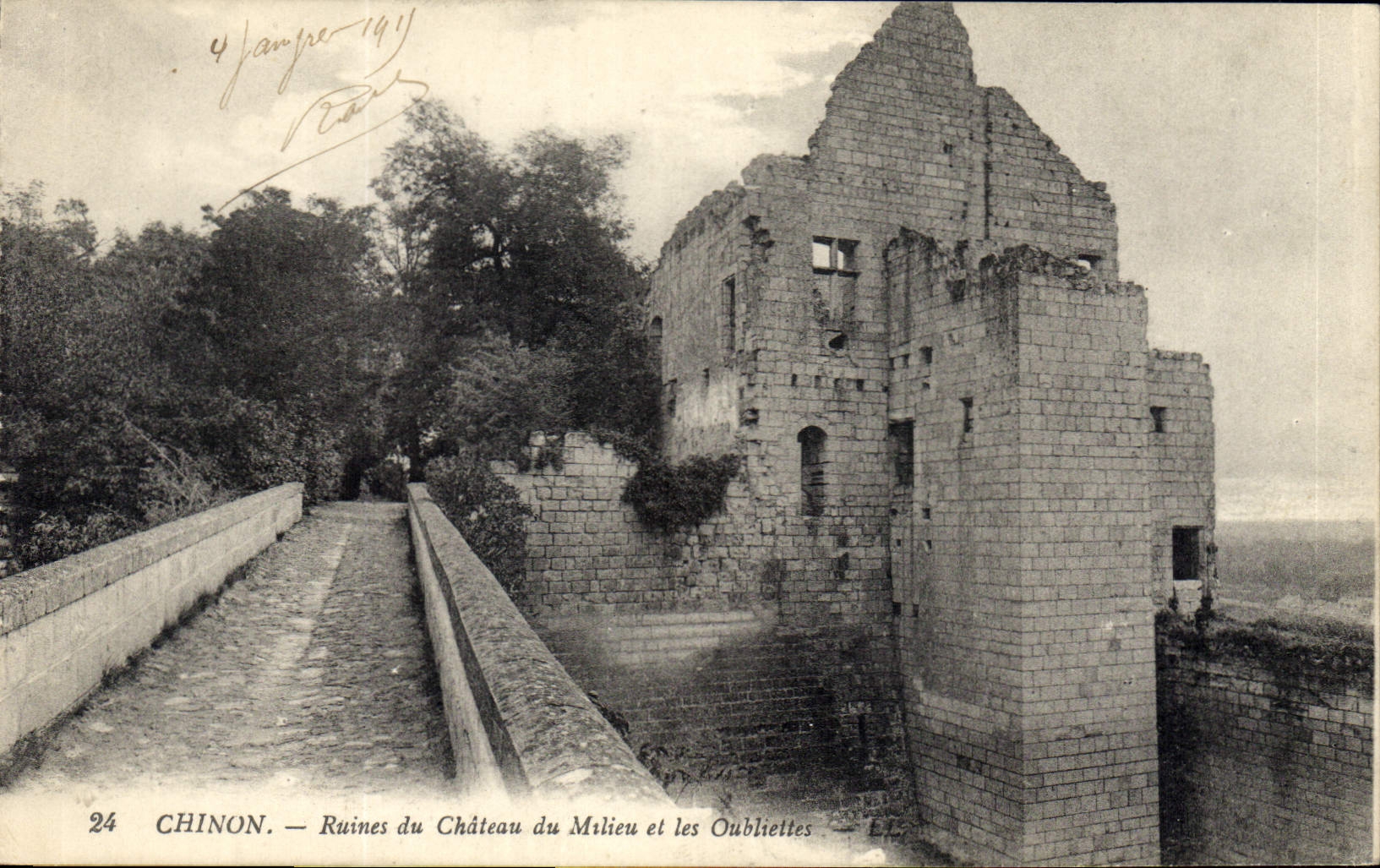 CPA Chinon Ruines du Chateau du Milien et les Oubliettes 