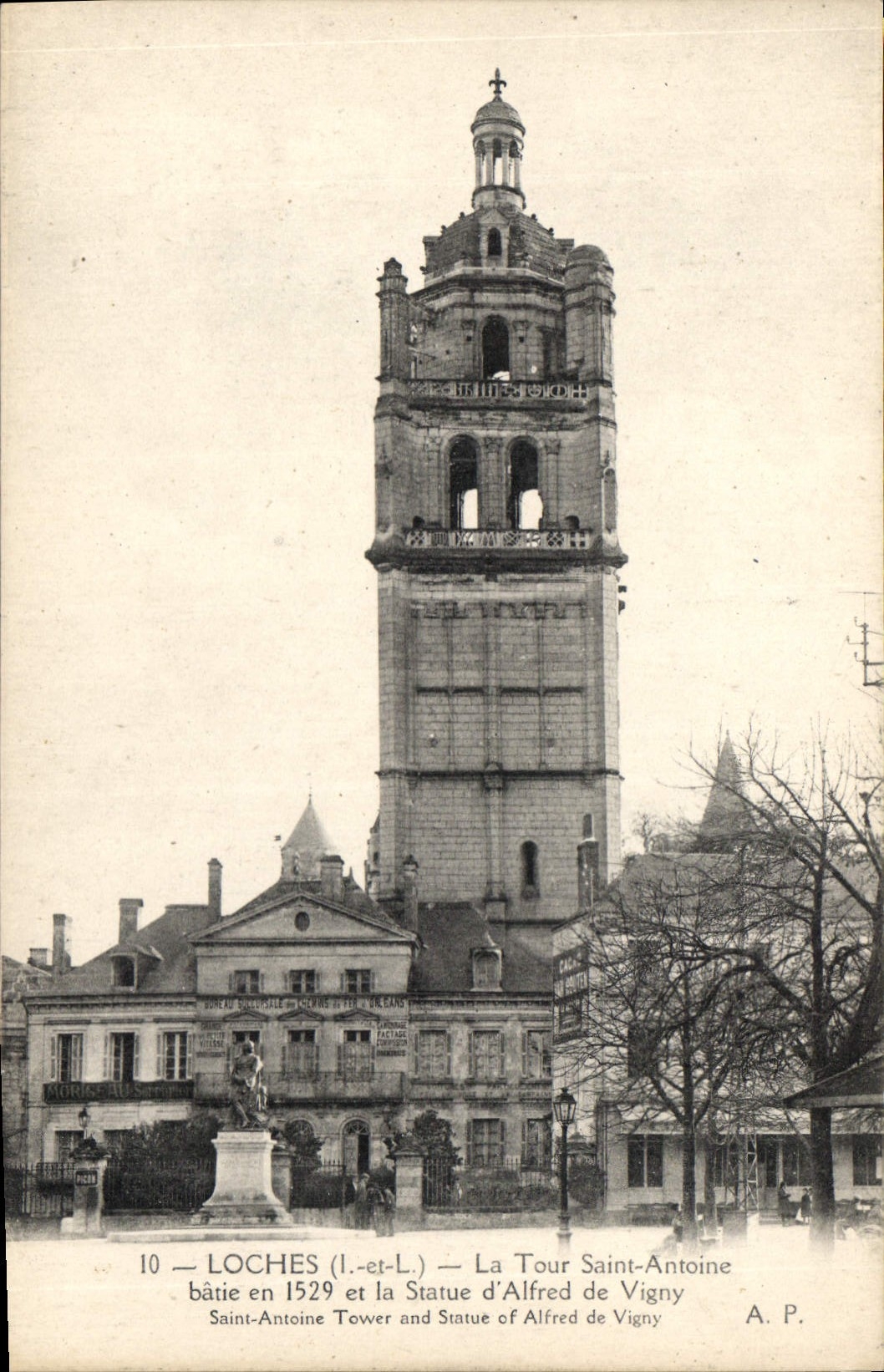 CPA Loches L et L La Tour Saint Antoine batie en 1529 et la Statue d'Alfred de Vigny 