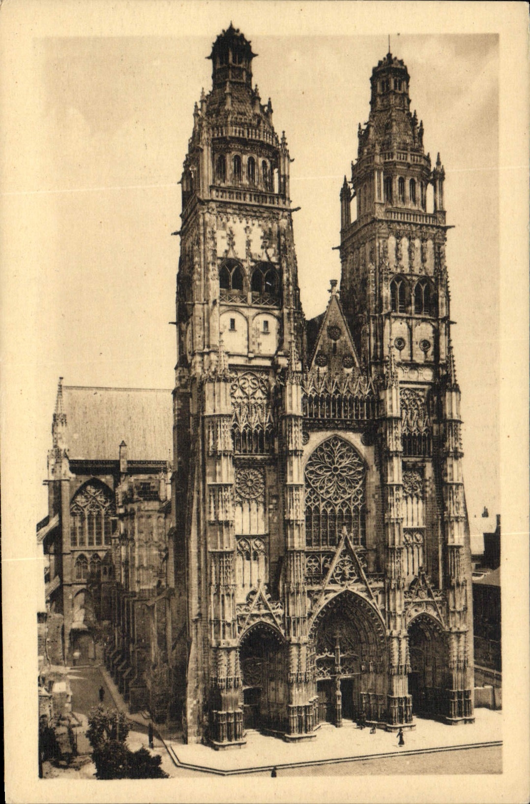 CPA Tours I et L la Cathedrale St Gatien mon hist XV et XVI S commencee vers 1170 terminee vers 1507