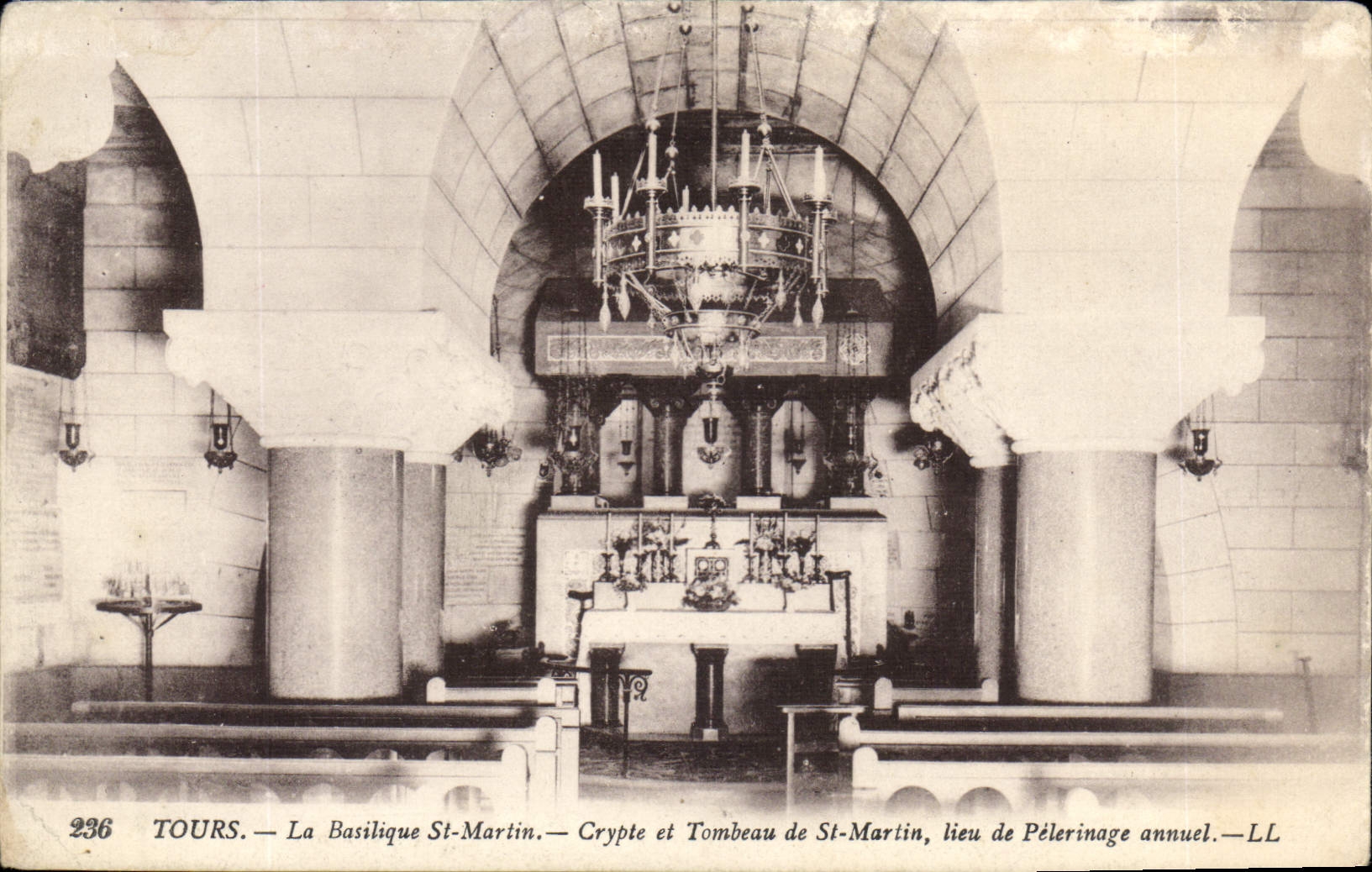 CPA Tours la Basilique St Martin Crypte et Tombeau de St martin Lieu de Pelerinage annuel 