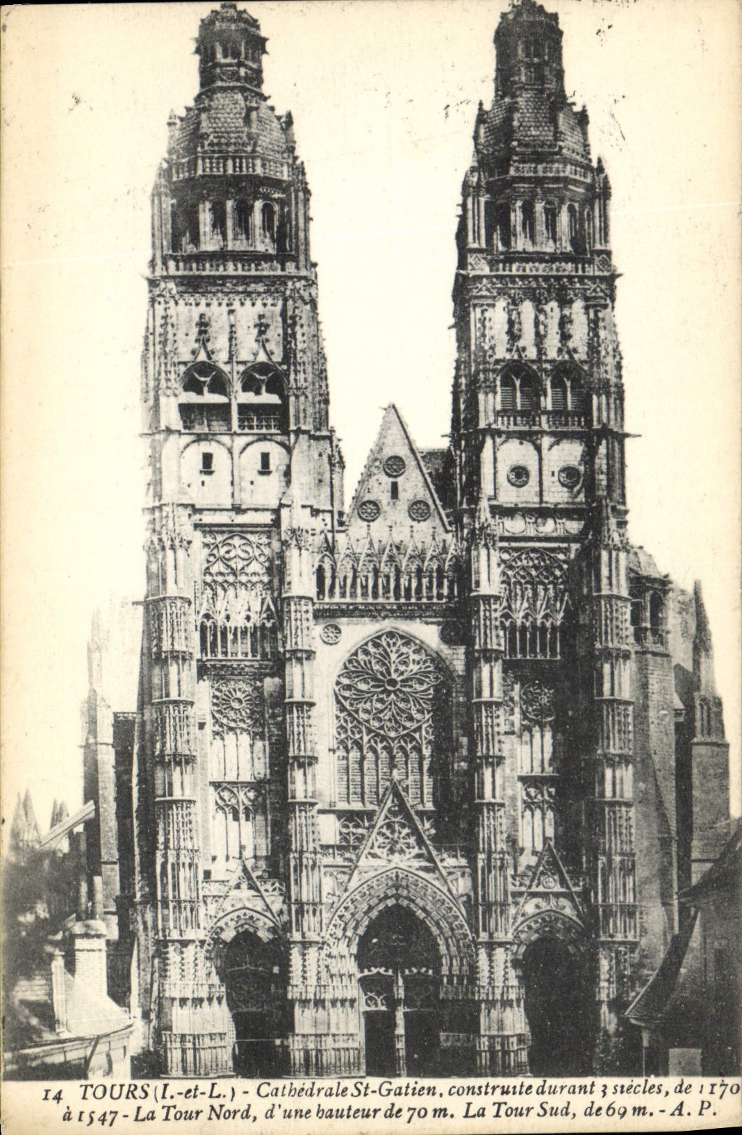 CPA Tours I et L Cathedrale St Gatien construite durant 3 siecle de 1170 a 1547 la Tour Nord la Tour