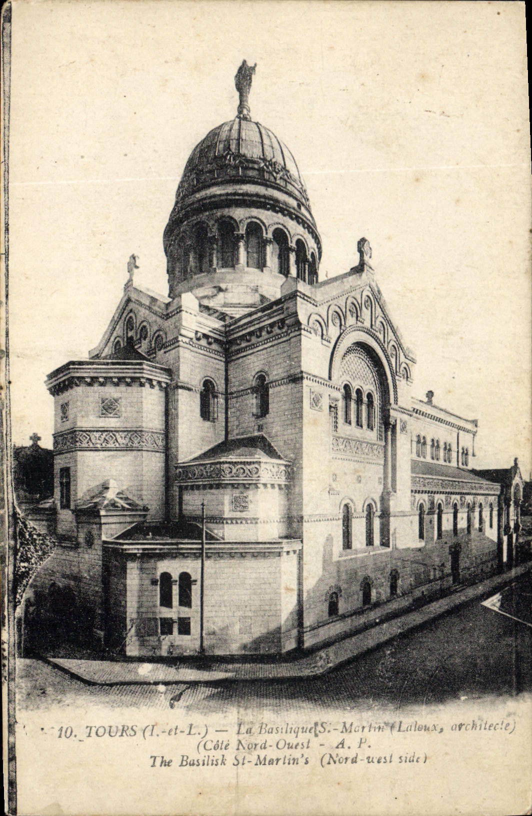 Tours (I.-et-L.) — La Basilique Saint-Martin — côté Nord-Ouest — A. P. (éditeur)