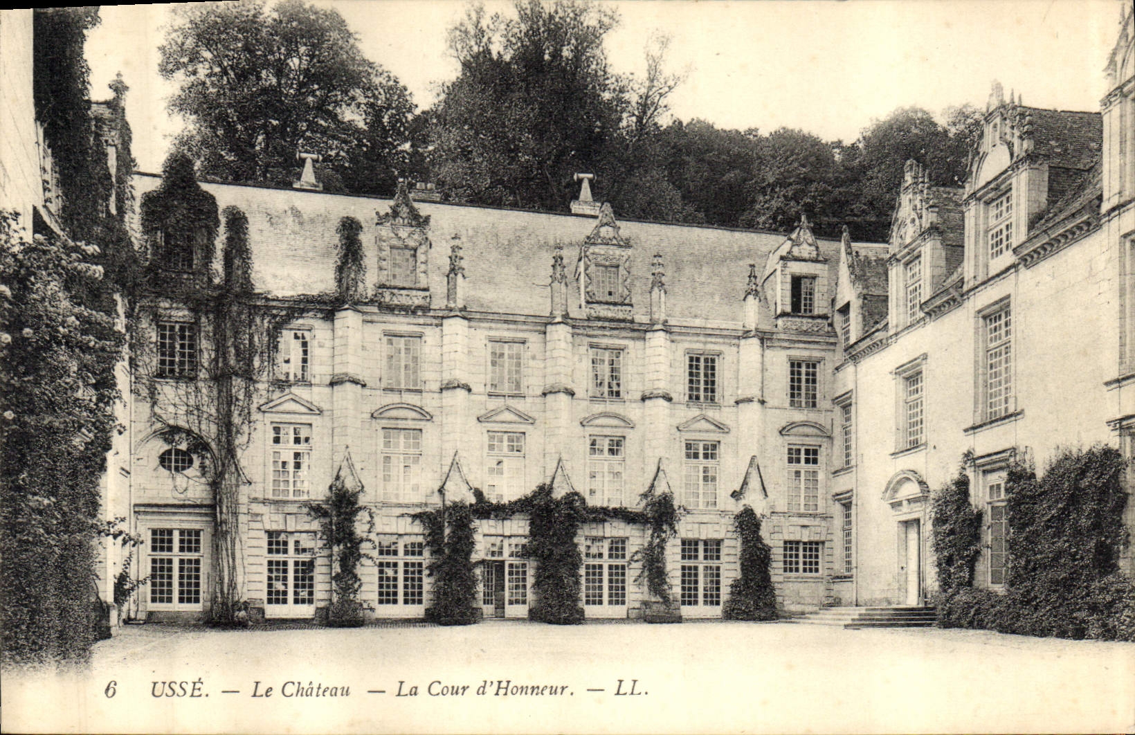 CPA Usee le Chateau la Cour d'honneur 