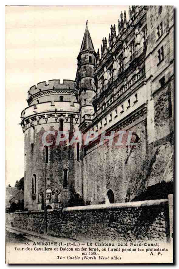 CPA Amboise I et L le Chateau Cote Nord Ouest Tour des Cavallers et Balcon en fer Forge ou furent pe