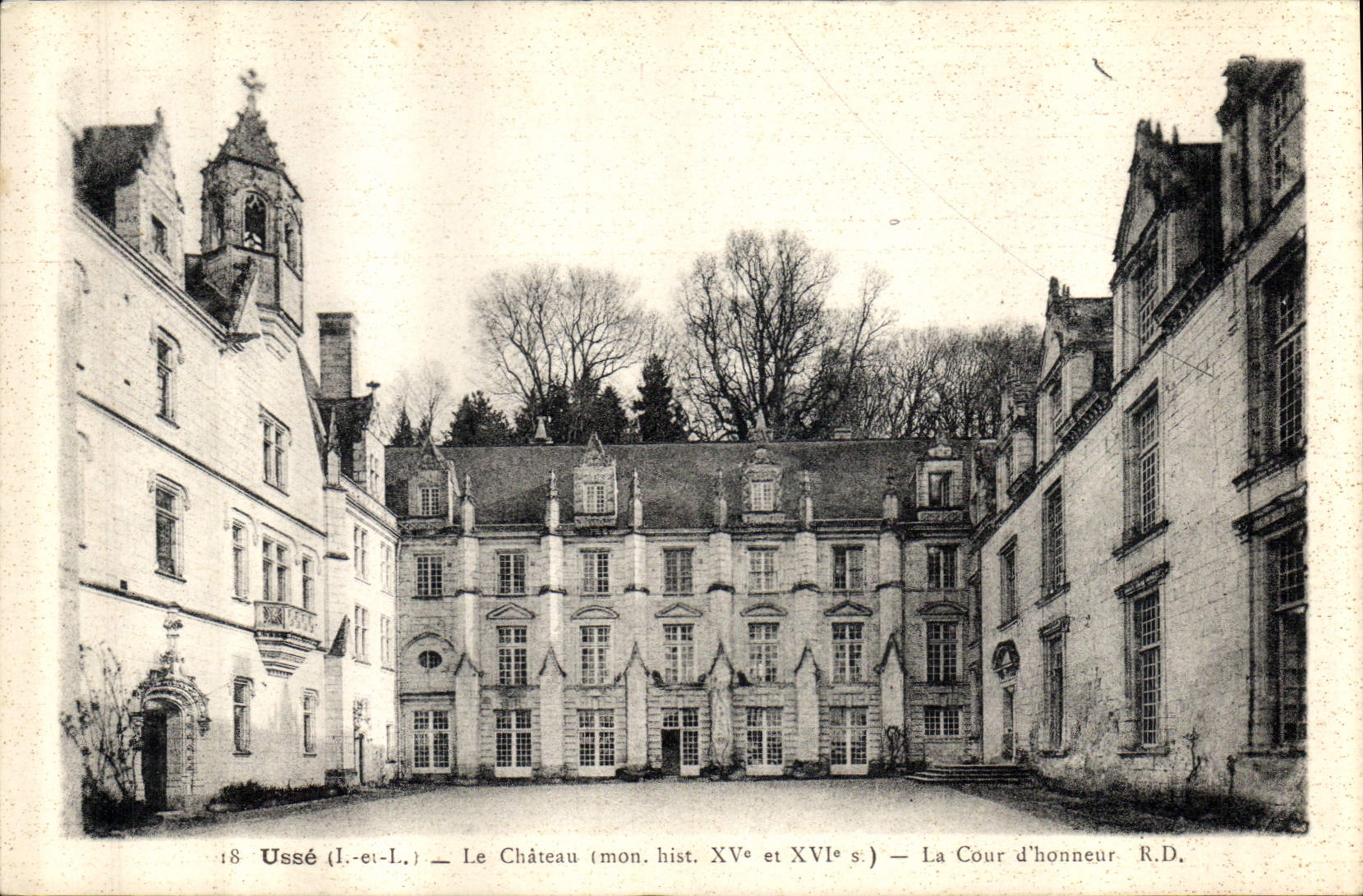 CPA Usse I et L le Chateau Mon hist XV et XVI S la Cour d'Honneur 
