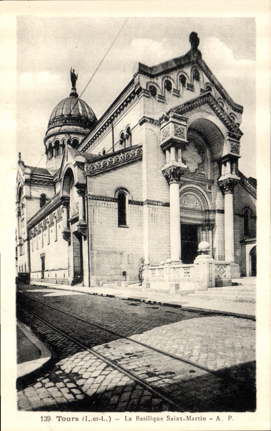 CPA Tours I et L la Basilique Saint Martin 