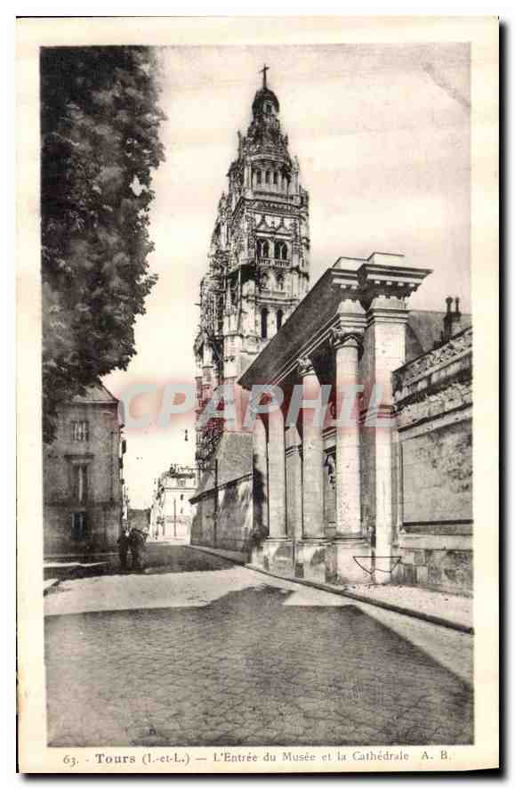 CPA Tours I et L l'entree du Musee et la Cathedrale 