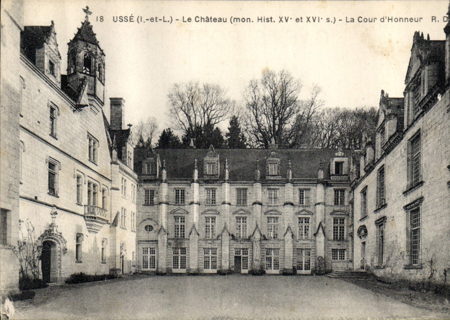 CPA Usee I et L le Chateau mon hist XV et XVI S la Cour d'honneur 